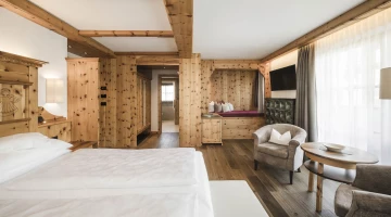 Zimmer mit Nische und Balkon