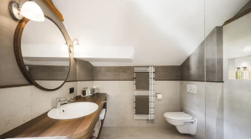 Badezimmer mit Duschkabine