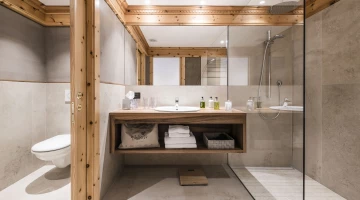Badezimmer mit ebenerdiger Dusche
