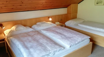 Dreibettzimmer mit Telefon