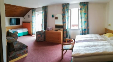 Dreibettzimmer mit Balkon