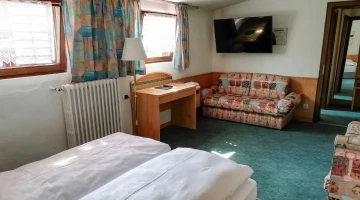 Zimmer mit Schlafsofa und TV