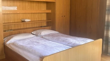 Schlafzimmer mit Doppelbett