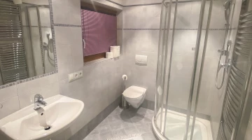 Badezimmer mit Duschkabine