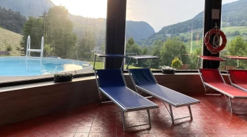 Sonnenliegen und Außenpool
