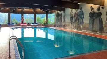 Beheizter Pool mit Sonnenliegen
