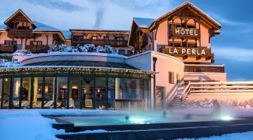 Hotelfassade im Winter