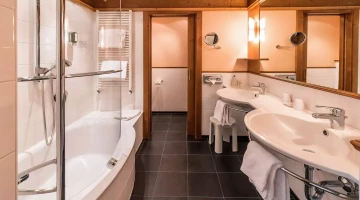 Badezimmer eines Zimmers mit Balkon