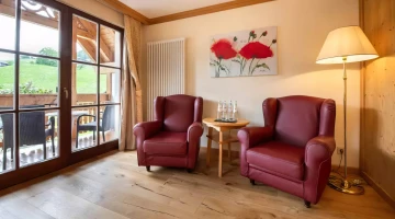 Wohnzimmer in der Junior Suite mit Balkon