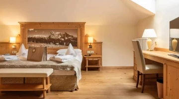 Familiensuite mit Doppelbett und Balkon