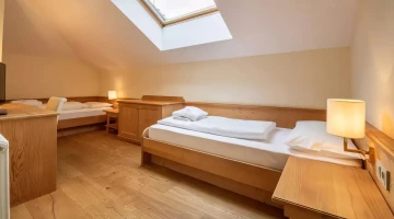 Kleines Schlafzimmer in Familiensuite mit Balkon