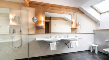 Badezimmer der Familiensuite mit Balkon