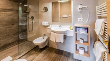 Badezimmer eines Zimmers mit Duschkabine und Haartrockner