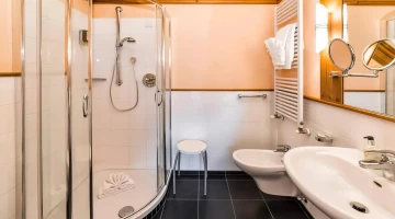 Badezimmer mit Duschkabine im Einzelzimmer
