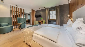 Zimmer mit Balkon und Wohnzimmer