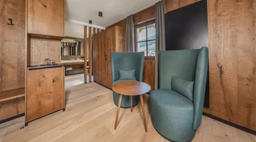Wohnzimmer in einem Zimmer mit Balkon