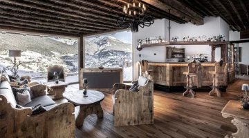 Area lounge con tavolini e divanetti