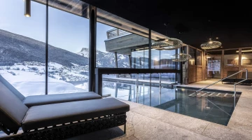 Infinity pool con accesso dal centro benessere