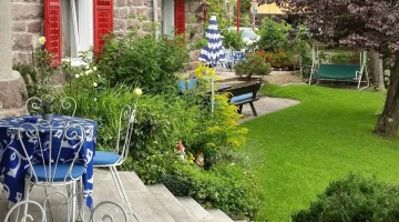 Tische und Stühle im Garten