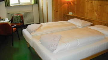 Schlafzimmer mit Doppelbett