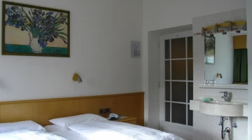 Doppelzimmer mit Waschbecken