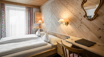 Double room with wooden wall