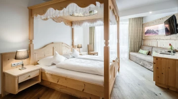 Suite with canopy bed