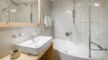 Bathroom suite with shower and tub