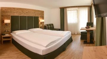 Chambre double avec TV et bureau
