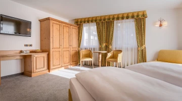 Suite avec TV et coin salon
