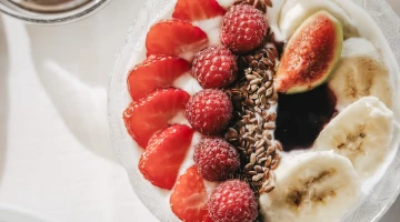 Fruits et yaourts pour le petit-déjeuner