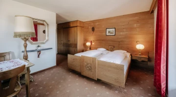Chambre double avec mur en bois et moquette