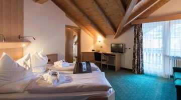 Double room with exposed beams and balcony