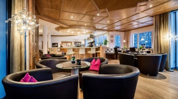 Aufenthaltsraum mit Bar und Sofas