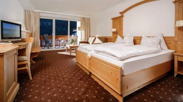 Doppelzimmer mit möbliertem Balkon