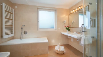Privates Badezimmer mit Badewanne und Dusche