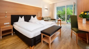 Doppelzimmer mit Sofa und Schreibtisch