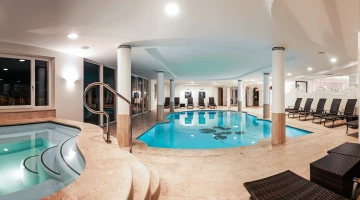 Spa mit Schwimmbad und Hydromassage