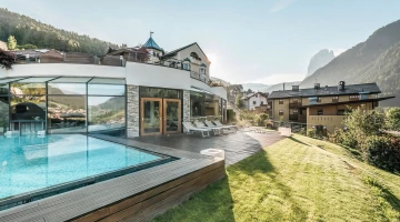 Schwimmbad mit Solariumbereich