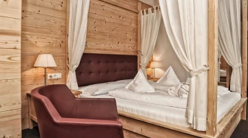 Zimmer mit Doppelhimmelbett