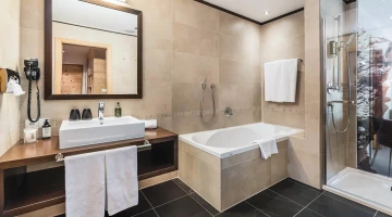 Privates Badezimmer mit Dusche und Badewanne