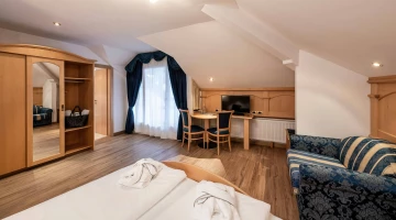 Doppelzimmer mit TV und Schreibtisch