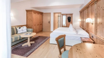 Zimmer mit Sofa und Schreibtisch
