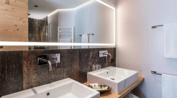 Privates Badezimmer mit Doppelwaschbecken