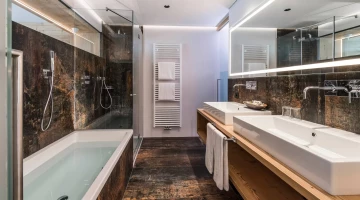 Privates Badezimmer mit Dusche und Badewanne