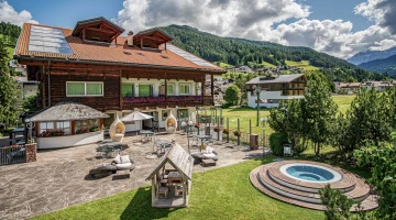 Garden with sun terrace and hydromassage