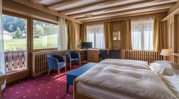 Superior room with balcony and mountain view 