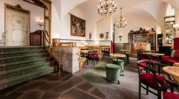 Bar im Innenbereich mit gewölbter Decke