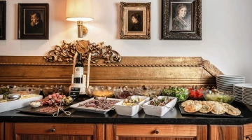 Buffet mit Vorspeisen und Gemüse