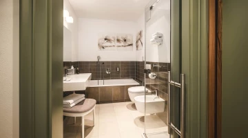 Badezimmer mit Badewanne der Junior Suite